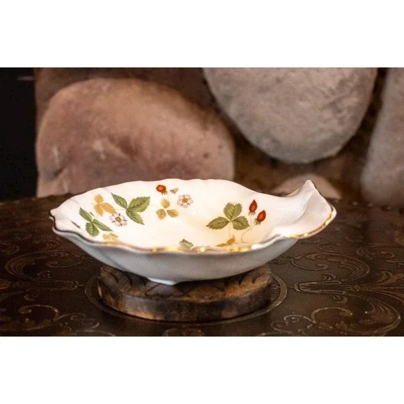 Wedgwood Wild Strawberry Shell Dish with Box | Vintage Bone China Trinket Dish - Picture 9 of 16